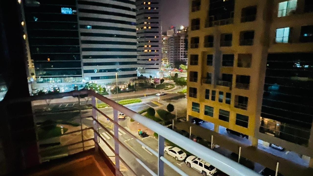 Homestay Calm Partition Near Internet Metro Dubai